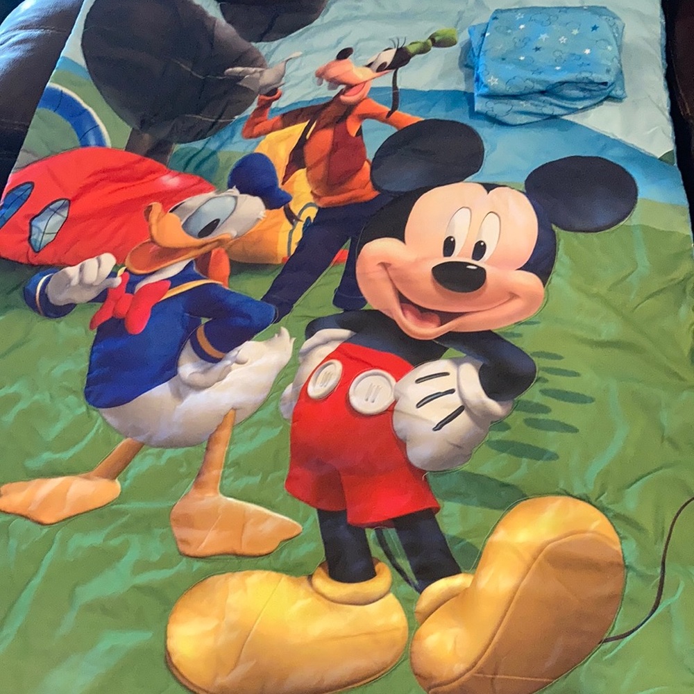 Mickey Mouse toddler blanket and bottom sheet